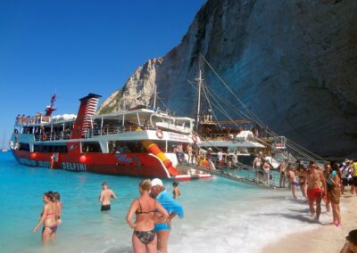 Cruise around the island with Day Tour Boat on the beach