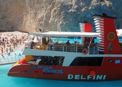 Cruise around the island with Day Tour Boat in Shipwreck Beach